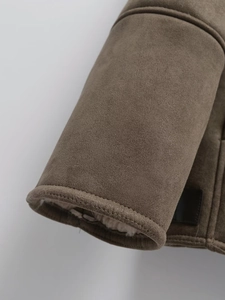 Dettaglio del polsino della giacca in pelle scamosciata kaki scuro con calda fodera in pelo
