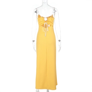 Détail de la robe longue en tricot jaune avec dos nu lacé et texture gaufrée raffinée