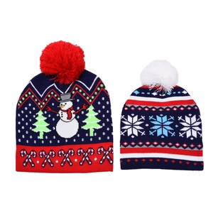 Detail von Weihnachts-Strickmützen für Eltern und Kind mit Bommel und festlichen Mustern