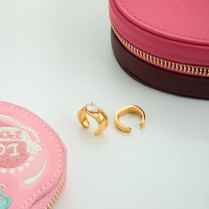 Orecchini a clip classici in acciaio placcato oro 18K con zirconia cubica a goccia