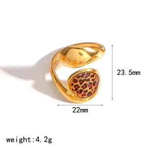 Detail showing 23.5mm leopard print ring dimensions and 4.2g weight on 18k gold band