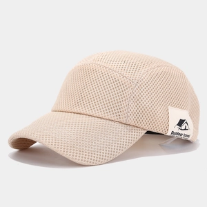Dettaglio del cappellino da baseball in mesh traspirante con patch Outdoor Travel e tenda