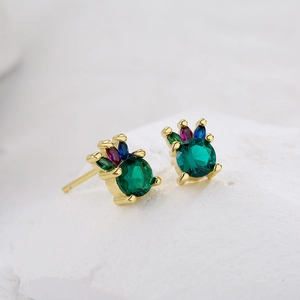 Elegante vergoldete Ohrringe mit smaragdgrünen, roten und blauen Zirkoniasteinen