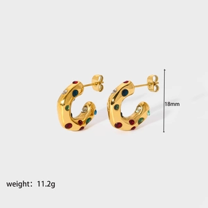 Detail von 18k vergoldeten C-Ohrringen mit bunten Zirkoniasteinen und 18mm Größenangabe