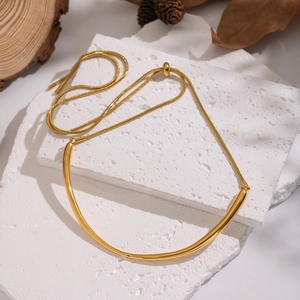 Collier géométrique doré minimaliste avec pendentif incurvé, acier plaqué or 18 carats