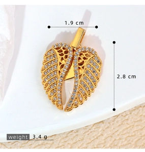 Detailed view of pavé zircon heart wings pendant with 2.8cm height and 1.9cm width