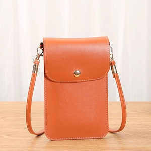 Sac à bandoulière orange minimaliste en cuir pour téléphone sur une table en bois