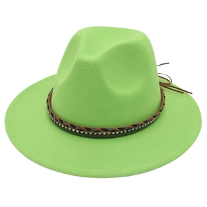Dettaglio cappello fedora verde smeraldo con fascia in pelle intrecciata e strass
