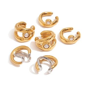 Set di orecchini a clip minimalisti in oro e argento con perle dal design scultoreo