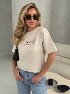 Κομψό βαμβακερό t-shirt σε χρώμα βερίκοκο με τύπωμα και γαλάζιο τζιν παντελόνι