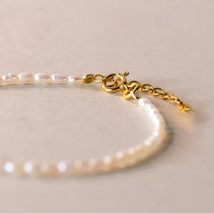 Elegante pulsera de perlas naturales de agua dulce con cierre dorado y cadena ajustable