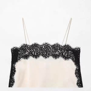 Haut caraco élégant en satin champagne avec bordure en dentelle noire et bretelles fines
