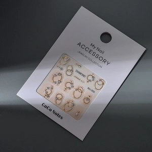 Kit d'accessoires pour ongles avec anneaux dorés, perles et strass K9