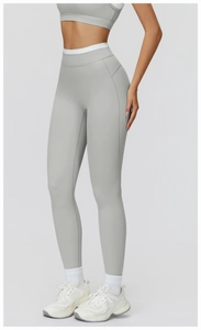 Detail der High-Waist-Yogahose in Hellgrau mit kontrastierendem weißem Gummibund