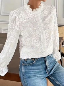 Chemise élégante en dentelle blanche à manches longues avec col montant brodé et boutons