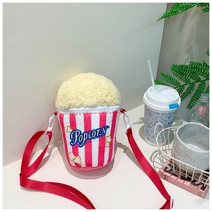 Gros plan sur un sac à bandoulière créatif et mignon en peluche en forme de pop-corn