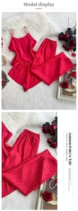 Détail de l'ensemble de pyjama en satin rouge à motif léopard avec caraco et pantalon