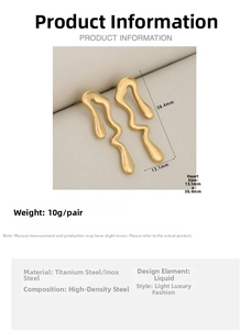 Vue détaillée des boucles d'oreilles vagues dorées avec dimensions 38,4mm en acier titane