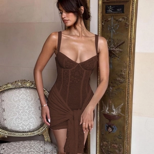 Dettaglio di un abito in pizzo con vita a corsetto e allacciatura slim fit elegante