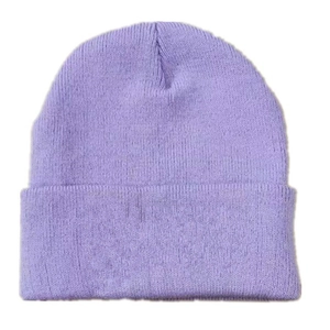 Texture détaillée du bonnet en maille côtelée violet lavande pour la saison automne-hiver