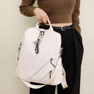 Zaino da donna chic in pelle crema con trama trapuntata e doppie tasche con cerniera