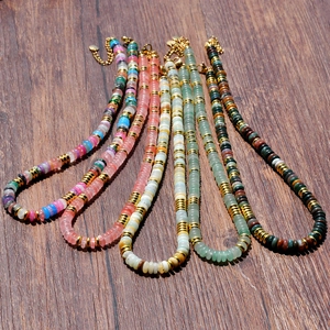 Collier de perles en pierres naturelles colorées avec perles dorées et chaîne d'extension