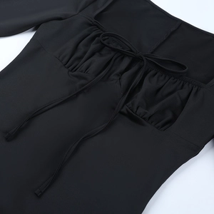 Détail de l'encolure carrée et du plissé avec cordon sur cette robe courte noire élégante