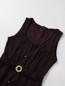 Detalle de vestido sin mangas marrón oscuro con cinturón elástico y hebilla metálica