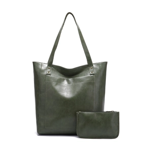 Détail du sac cabas en cuir vert avec poche avant et ensemble pochette assortie