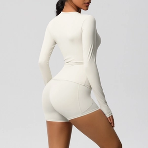 Vue détaillée de l'ensemble de sport crème avec haut à manches longues et short gainant