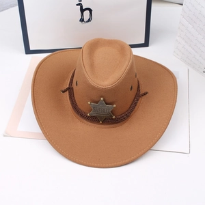 Detail eines braunen Sheriff-Cowboyhuts aus Filz mit Flechtkordel und bronzenem Sternen-Abzeichen