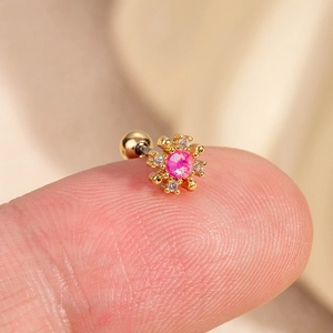 Détail de la puce d'oreille fleur avec zircon rose et fermoir à boule vissée