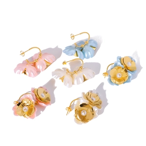 Orecchini a fiore in oro 18 carati con perle nei colori rosa, blu e bianco vintage
