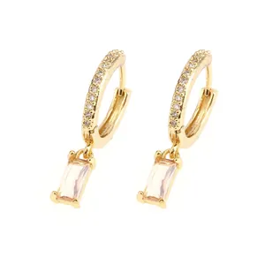 Dettaglio di orecchini in oro 18K con pendenti rosa e micro-pavé di zirconi cubici