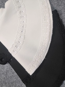 Gros plan sur la maille côtelée avec bordure en dentelle au crochet noire et blanche