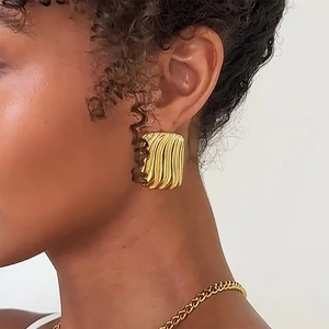 Boucles d'oreilles géométriques dorées rectangulaires avec texture ondulée pour femme