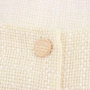 Robe élégante en tweed beige à col carré ornée de boutons dorés avec motif en relief