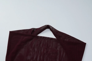Gros plan sur le tissu en maille rouge vin montrant la texture fine et élastique