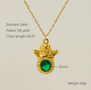 Detailweergave van de 18K vergulde engel hanger met een groene zirkonia steen