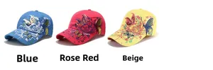 Dettaglio di cappellini in cotone con ricamo farfalla di paillettes in blu e rosa fucsia