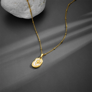 Collier en acier titane avec pendentif relief rose blanche et chaîne à billes d'or