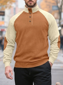 Détail du sweat en velours côtelé marron et beige avec col à boutons et manches raglan