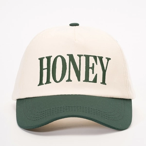 Retro two-tone baseball cap in beige and dark green with HONEY embroidery detail
