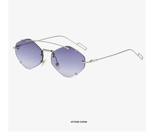 Detailansicht der polygonalen randlosen Sonnenbrille mit lila Verlaufsgläsern und Silberrahmen