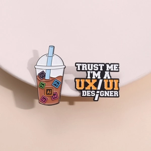 Set de pin's émaillés pour designer UX/UI avec tasse de thé et icônes logiciels