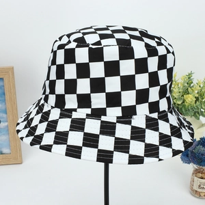 Gros plan du bob rétro à damier noir et blanc avec des coutures détaillées