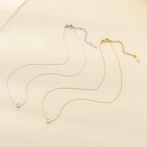 Collier élégant en acier inoxydable avec pendentifs ronds en zircone en or et argent à six griffes