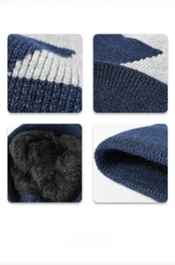Detail einer dicken Strickmütze mit dunkelblauer Webart und weichem schwarzem Fleecefutter