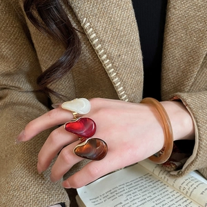 Ensemble bague ovale en résine et bracelet ambre avec un style artistique vintage
