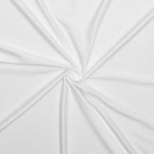 Gros plan sur la texture du tissu plissé blanc doux avec un drapé élégant pour robe
